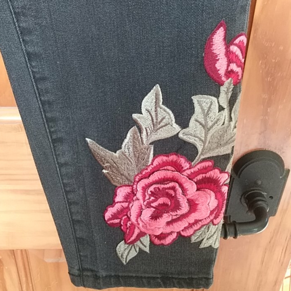 Vintage America 12 / 31. Rose Boho Skinny Jeans